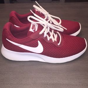 NIKE Women's Tanjun Sneaker